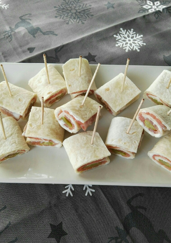 Una foto de Rollitos de salmón y queso