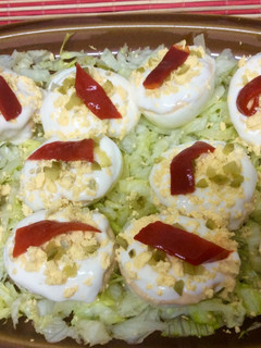 Una foto de Huevos rellenos sevillanos🥚🐟🥒🌶