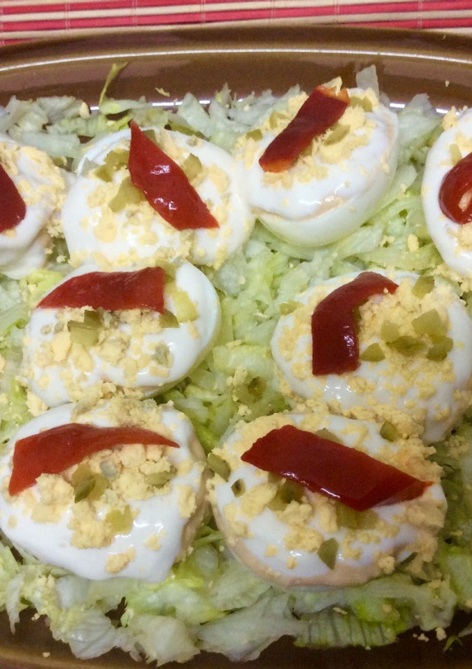 Una foto de Huevos rellenos sevillanos🥚🐟🥒🌶