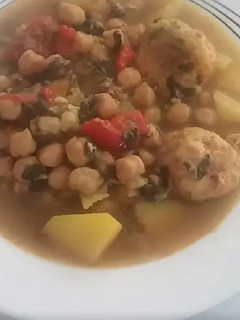 Una foto de Potaje de albóndigas de bacalao