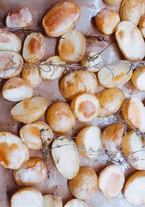Una foto de Papas crocantes al horno con romero y tomillo aromatizadas