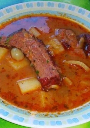 O poză a rețetei Supă de gulaș cu coastă de porc afumată.