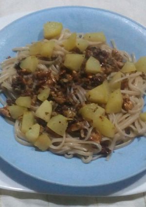 Una foto de Espaguetis con salsa de nueces y pera