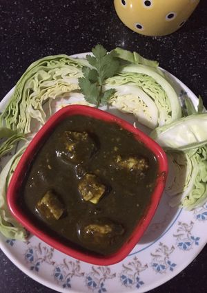 A picture of Palak paneer.