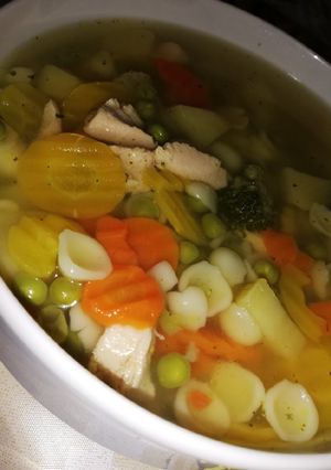Tésztás zöldségleves csirkemellel recept fotója