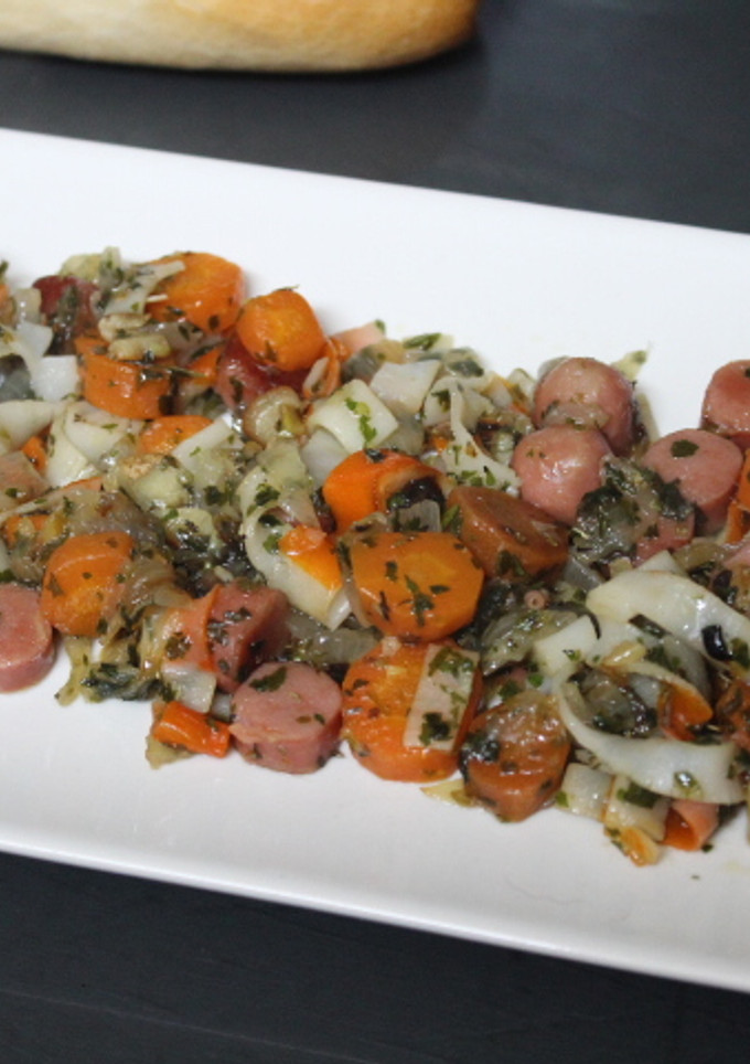 Una foto de Zanahorias con salchichas y surimi