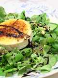 Ensalada de canónigos con queso de cabra y cebolla caramelizados 