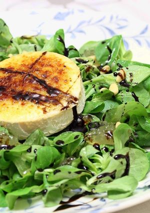Una foto de Ensalada de canónigos con queso de cabra y cebolla caramelizados