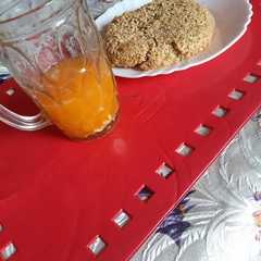 Una foto de Pan de avena con jugo natural