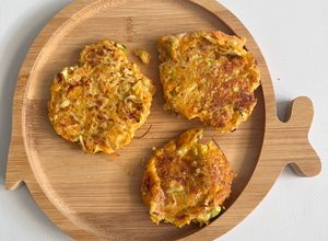 Une photo de Galettes de courgette / patate douce au curry pour bébé