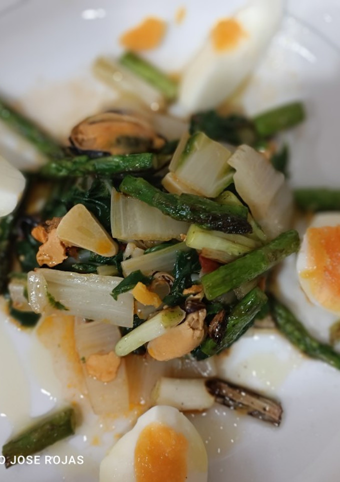Una foto de Acelgas con mejillones picantes, espárragos y ajos tiernos