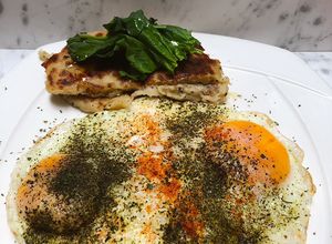 Una foto de Huevos fritos 🍳 especiados acompañados de arepa de cayeye con espinaca 😱 en 10 minutos