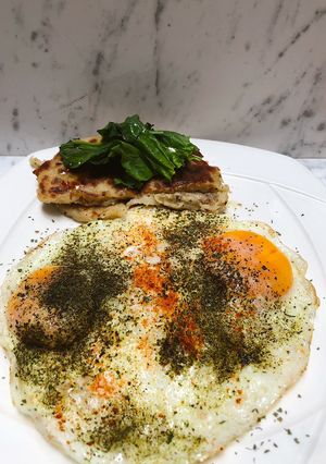 Una foto de Huevos fritos 🍳 especiados acompañados de arepa de cayeye con espinaca 😱 en 10 minutos