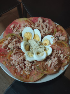 Una foto de Ensalada de tomate rosa