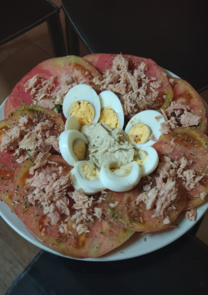Una foto de Ensalada de tomate rosa