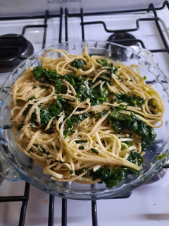 Una foto de Fideos con espinacas
