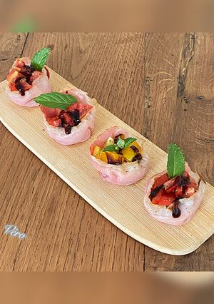 Une photo de Panier de jambon Serrano aux tomates