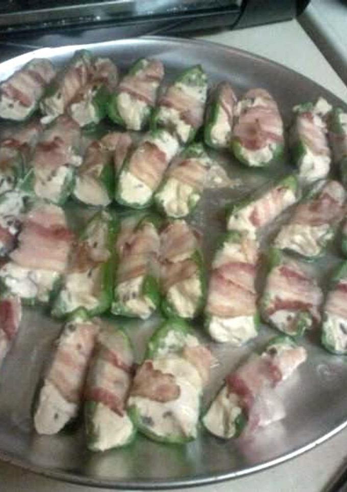A picture of jalepeno pepper poppers.