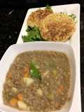 Sopa de lentejas con vegetales con hamburguesas de lentejas