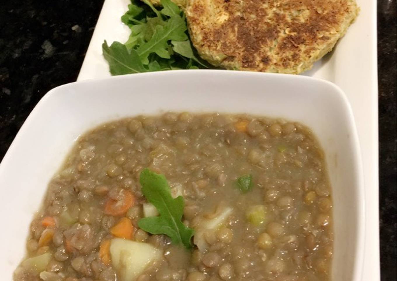 Sopa de lentejas con vegetales con hamburguesas de lentejas