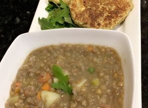 Una foto de Sopa de lentejas con vegetales con hamburguesas de lentejas