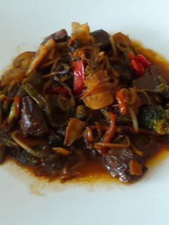 Una foto de Wok de carne con verduras