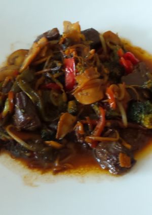 Una foto de Wok de carne con verduras
