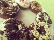 Una foto de levadura fresca donuts