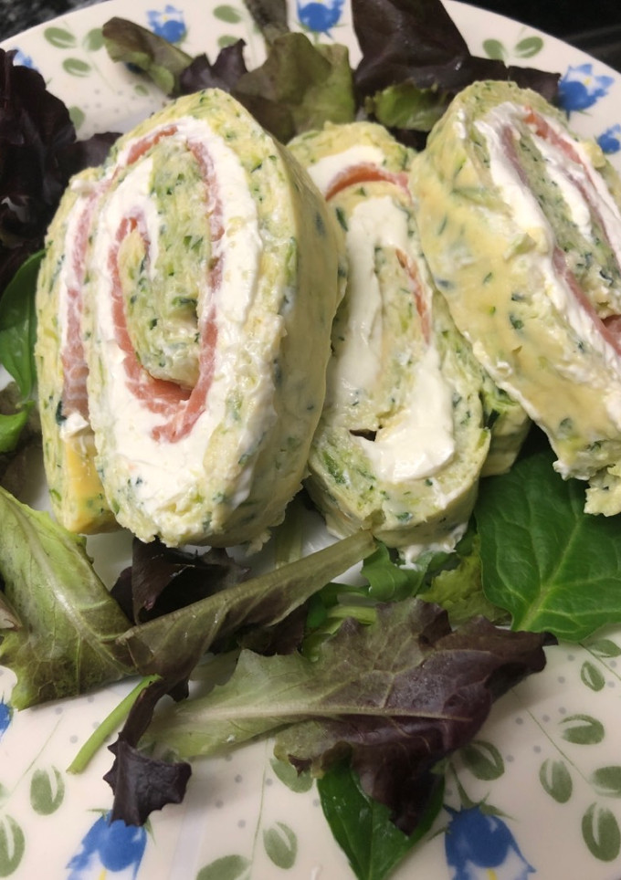 Una foto de 299. Pastel envuelto de calabacín con salmón y queso cremoso (picoteo)