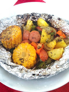 Una foto de Verduras en paquetitos de papel de aluminio, en churrasquera🌽🥒
