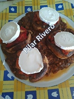 Una foto de Champiñones rellenos de carne y castañas en almíbar con queso brie