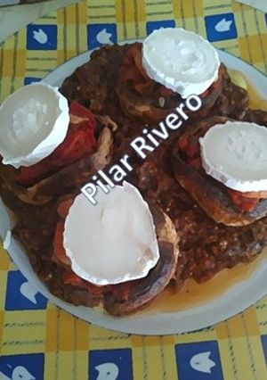 Una foto de Champiñones rellenos de carne y castañas en almíbar con queso brie