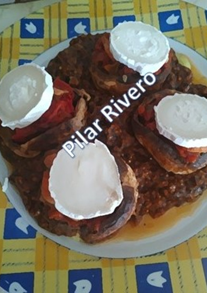 Una foto de Champiñones rellenos de carne y castañas en almíbar con queso brie