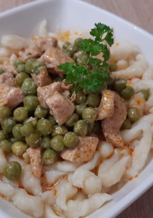 Borsós csirkemell pörkölt nokedlival recept fotója