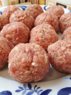 Una foto de Albóndigas de pollo y cerdo