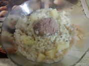 Una foto de estofado de gallina
