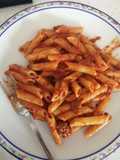Pasta con crema di peperone, noci e salsiccia