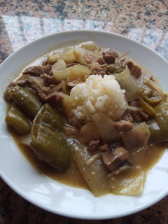 Una foto de Cabezada de cerdo con arroz y verduras