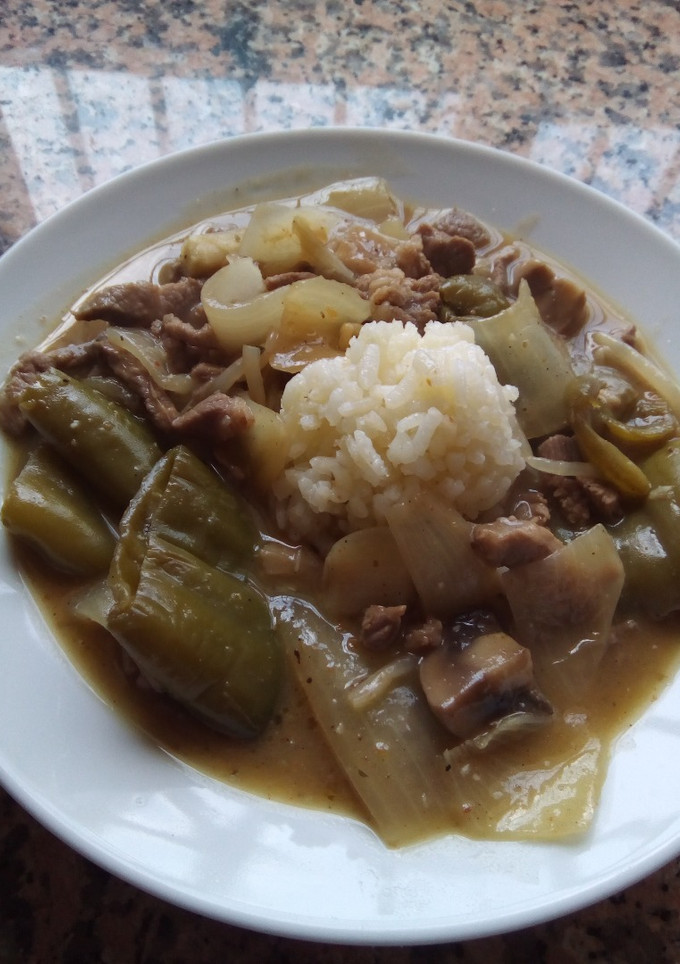 Una foto de Cabezada de cerdo con arroz y verduras