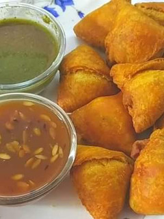 कच्ची आमी के खट्टे मीठे समोसे (kacchi aami ke khatte meethe samose recipe in Hindi) रेसिपी मुख्य फोटो