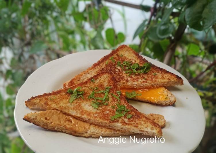 (DIET) ROTI GANDUM BAKAR SELAI KACANG DAN SAUS KEJU - SARAPAN