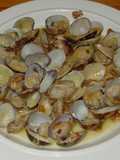 Almejas al ajillo