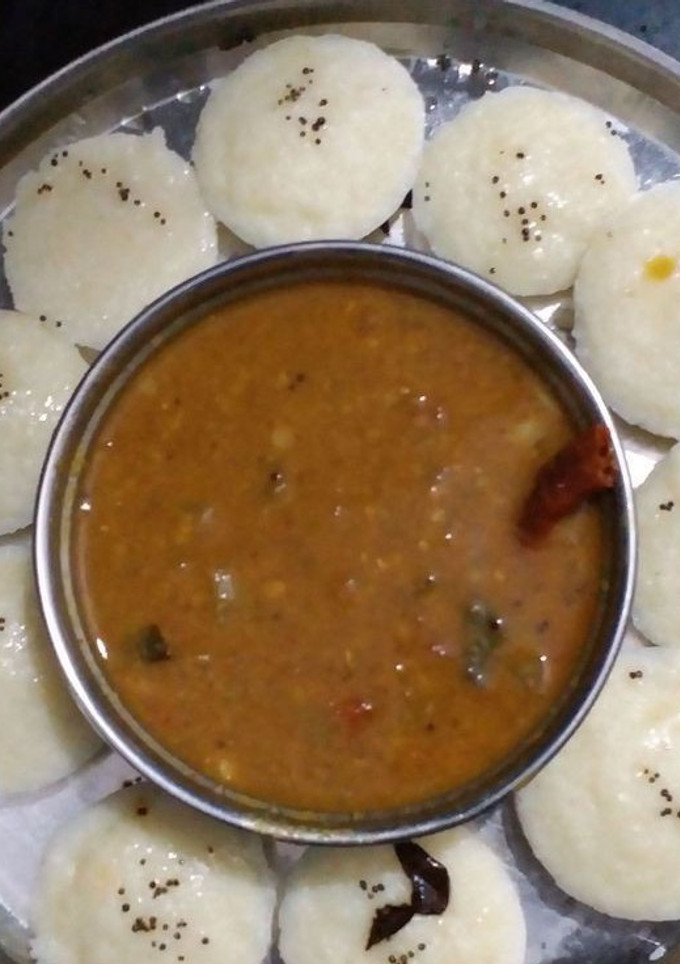 A picture of Idli sambhar.