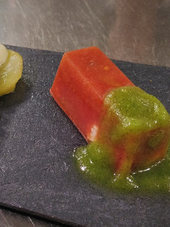 Una foto de Terrina de tomate y queso de cabra con pesto de albahaca