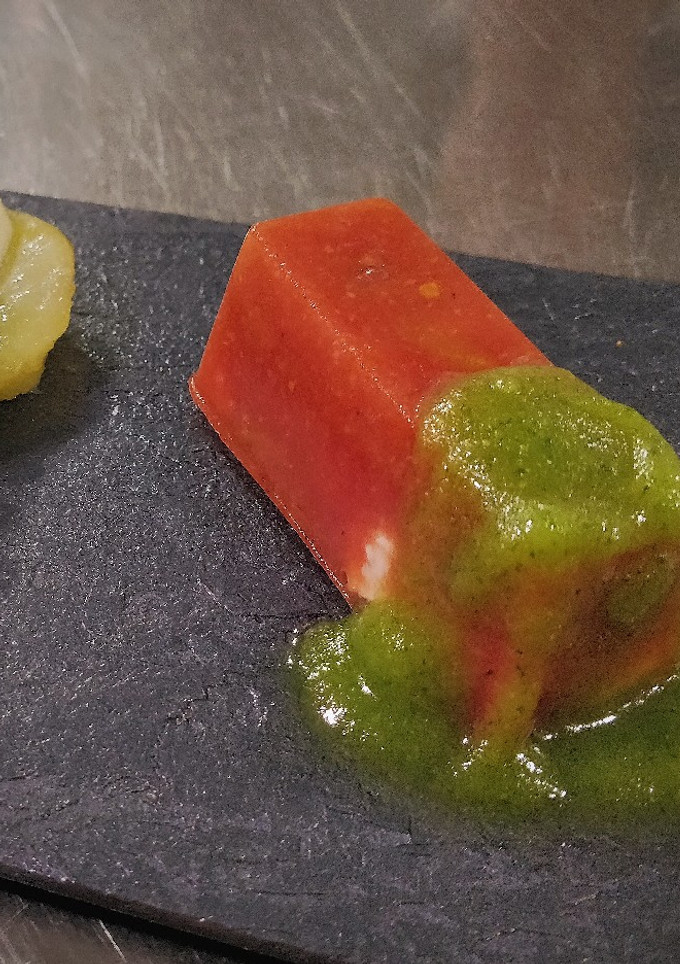 Una foto de Terrina de tomate y queso de cabra con pesto de albahaca