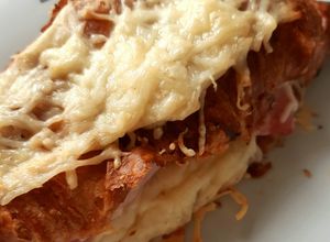 Une photo de Croissant au jambon et béchamel
