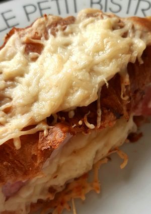 Une photo de Croissant au jambon et béchamel