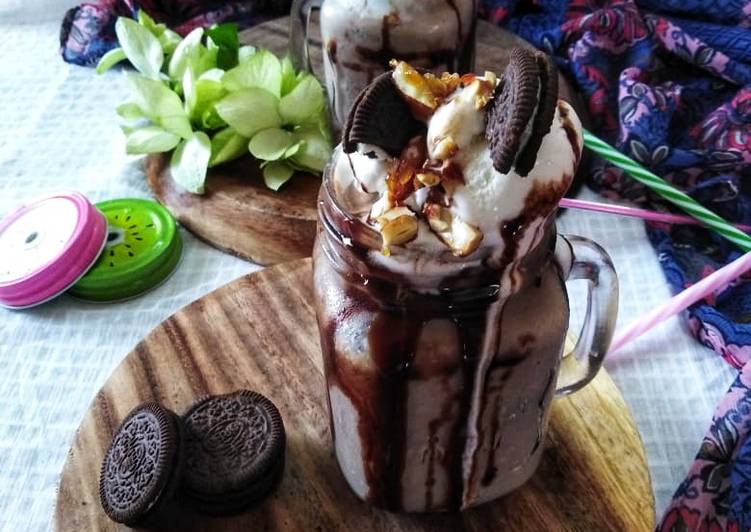 Guide to Prepare Choco lassi cheesecake smoothie in 12 Minutes for Family