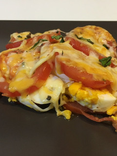 Una foto de Huevos (duros) con tomate (pera) gratinados. ¡Pedazo cena!