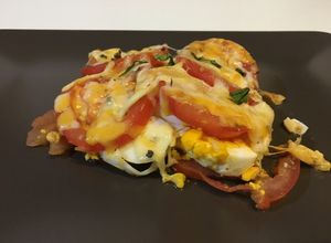Foto principal de Huevos (duros) con tomate (pera) gratinados. ¡Pedazo cena!